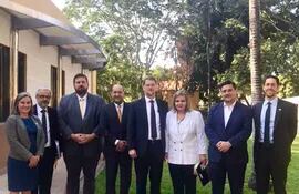 Los senadores paraguayos junto al subsecretario de Estado de los Estados Unidos para el Cono Sur y el Hemisferio Occidental, Mark Wells.