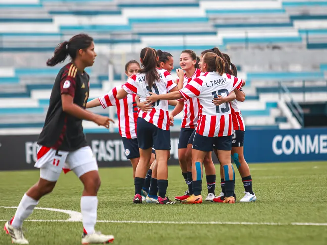 Las jugadores de la selección paraguaya femenina Sub 20 celebran un gol en el partido ante Perú por la tercera fecha del Sudamericano Femenino Sub 20 en el estadio Modelo Alberto Spencer, en Guayaquil, Ecuador.