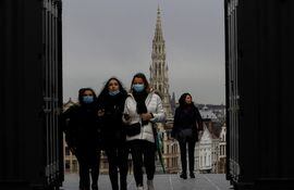 Un grupo de personas camina por una calle de Bruselas, en Bélgica.