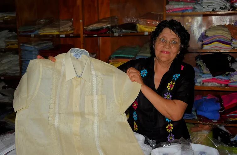 La artesana María Celia Mercado de Portillo exhibiendo una elegante camisa hecha del auténtico ao po'i.