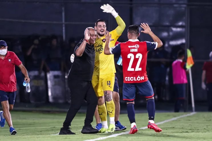Francisco Arce (i) festeja uno de los tantos de Cerro Porteño junto a Juan Paulo (c) y Claudio Aquino (22) en la victoria sobre Nacional por el torneo Clausura 2021.