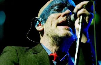 Michael Stipe, vocalista de R.E.M., durante un concierto de la banda en el festival de Glastonbury, en 2003.