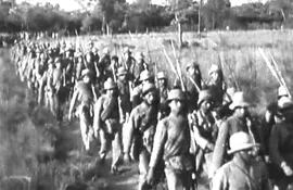 Fila de soldados paraguayos dirigiéndose al frente de la batalla durante la Guerra del Chaco (1932-1935), captada por Roque Funes.