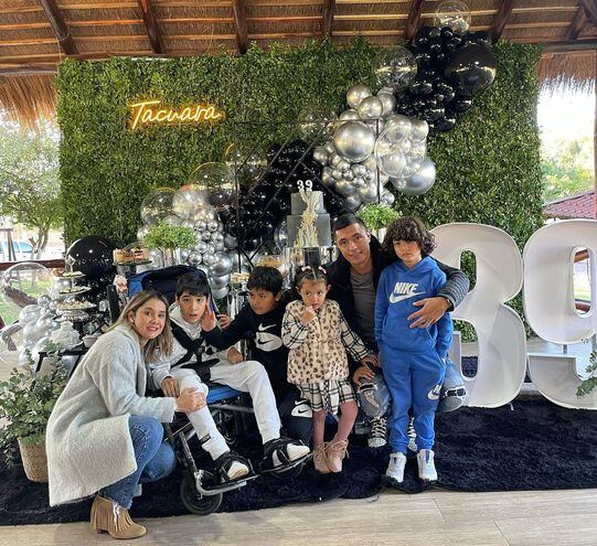 Óscar "Tacuara" Cardozo recibió sus 39 años junto a su hermosa familia.