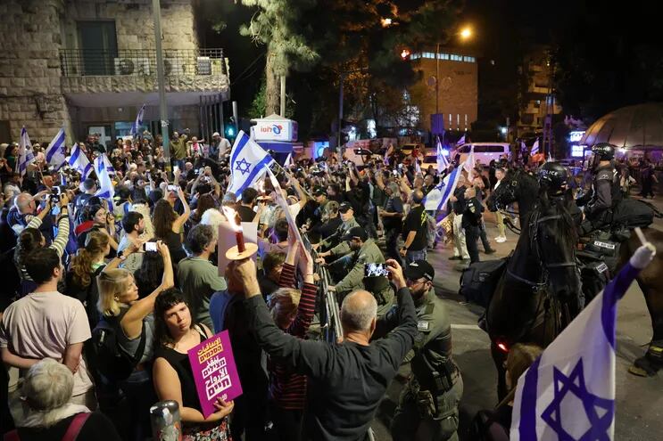 Manifestantes en Jerusalén acusan a Netanyahu de “traidor” y piden “elecciones  ya” en Israel.