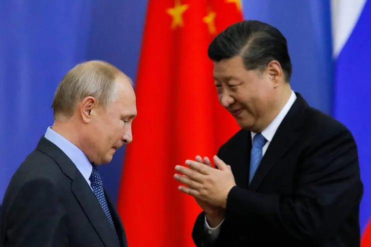 El presidente de Rusia, Vladimir Putin (i) y el de China, Xi Jinping (d) arrancaron una cumbre de alto nivel con la guerra en Ucrania de fondo.  (Sputnik/AFP)