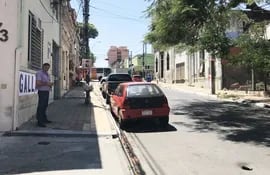 sobre-la-avenida-mcal-lopez-entre-las-calles-tacuary-y-antequera-no-se-respeta-la-prohibicion-de-estacionar-lo-que-afecta-a-vecinos-de-la-zona-y-215011000000-1660483.jpg