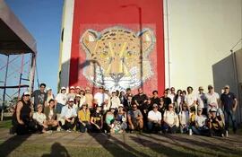 El artista Juan Pablo Pistilli junto a los voluntarios que participaron en la elaboración del mosaico del Jaguarete, inaugurado en la Costanera de Asunción.
