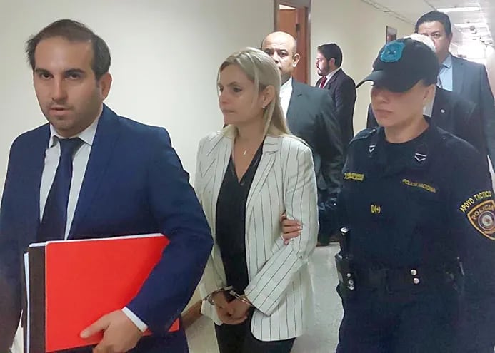 Fiscala Ana Elizabeth Girala se retira esposada del juzgado de Garantías tras decretarse su prisión preventiva.