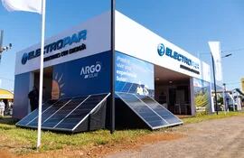 La empresa ofreció en la feria de Yguazú sistemas de paneles solares para uso domiciliario, así como propuestas de mayor escala. El objetivo de los equipos es contar con energía eléctrica las 24 horas del día.