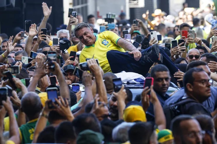 El expresidente brasileño Jair Bolsonaro participa en un acto multitudinario con simpatizantes hoy en Río de Janeiro (Brasil).
