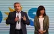 El presidente de Argentina, Alberto Fernandez (i) y su vicepresidente, Cristina Fernández de Kirchner mantienen una disputa tras la caída del oficialismo en las elecciones primarias del pasado domingo. (AFP)