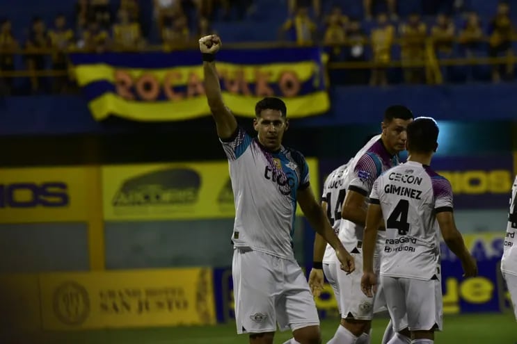 Diego Viera, de Libertad, celebra su gol ante Luqueño.