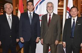 Carlos Jorge Biedermann, el Ministro del Interior Federico González, el embajador de Brasil, José Antonio Marcondes y el embajador de la República de China Taiwán, José Han.