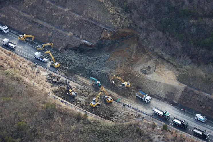 Un deslizamiento de tierra a causa del terremoto del sábado en una autopista en Soma, en la prefectura japonesa de Fukushima,.