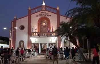 Cientos de personas participaron diariamente del novenario en la basílica Nuestra Señora del Pilar.