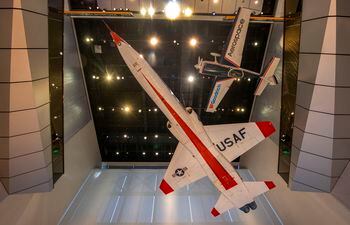 En el Museo del Aire y del Espacio de Washington se puede admirar desde abajo aviones colgados del techo. Foto: Jim Preston/Smithsonian's National Air and Space Museum