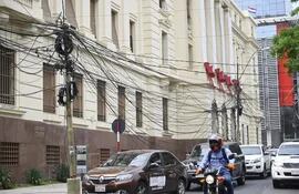 La maraña de cables, que llega hasta el suelo, se puede ver ahora en las calles transversales a la calle  Palma. Imagen frente al Banco Nacional de Fomento.