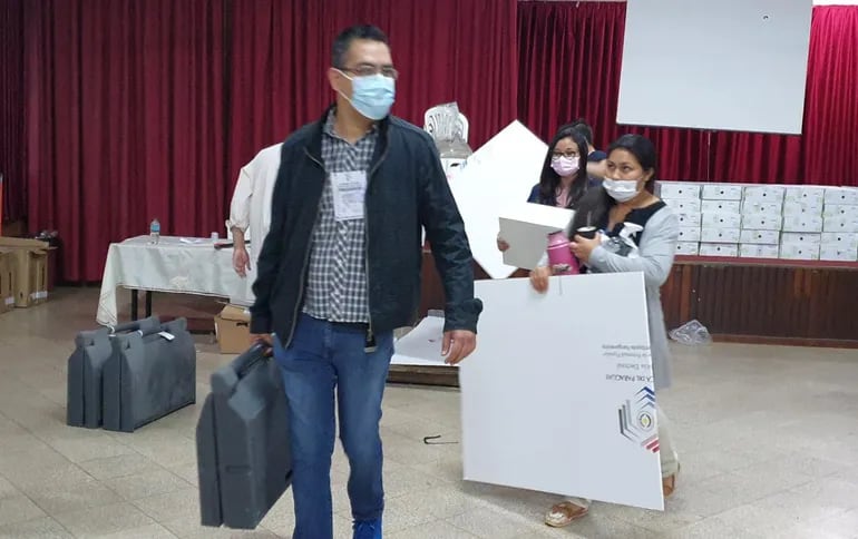 Los mesarios van retirando los materiales para arrancar la votación en el Centro Regional de Educación de Ciudad del Este.