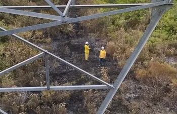 Técnicos de la ANDE verificaron línea de transmisión de 500 kV en Emboscada Cordillera.