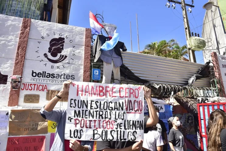Manifestación de estudiantes del Instituto Superior de Bellas Artes en contra de Hambre Cero.