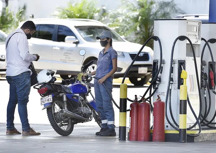 Petropar es el único emblema que no subió aún el precio de los combustibles. Cada semana analizarán la situación del stock, informaron desde la petrolera.