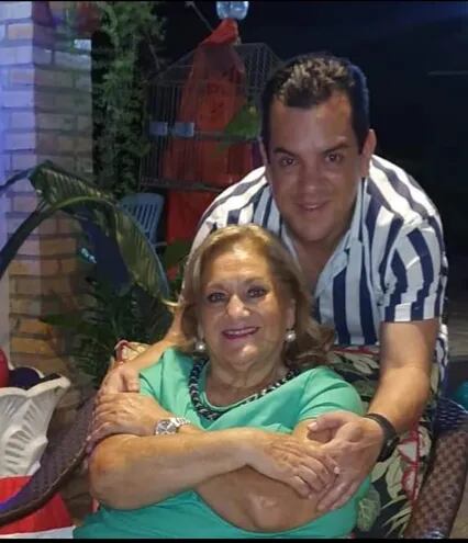 El senador Rodolfo Friedmann Alfaro junto a su madre Guadalupe Alfaro, quien logró un escaño para la Junta Municipal de Villarrica por la ANR.