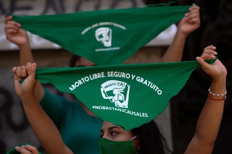 Feministas chilenas enarbolan el pañuelo verde, símbolo de la lucha por la legalización del aborto, en una manifestación en Santiago de Chile.