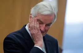 El negociador comunitario para la salida del Reino Unido de la Unión Europea, el francés Michel Barnier, se seca las lágrimas tras asistir a la reunión semanal de los comisarios de la Comisión Europea, este miércoles en Bruselas (Bélgica), dos días antes de que se consume el Brexit.