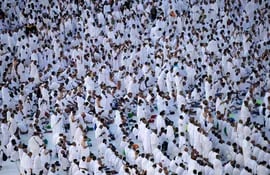 Peregrinos musulmanes rezan en la Gran Mezquita de La Meca, Arabia Saudí.