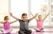 Las clases de yoga ayudan a los niños y niñas a estimular su imaginación y creatividad, fomentan la aceptación y la convivencia.