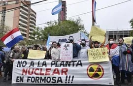 un-grupo-de-ciudadanos-paraguayos-y-formosenos-se-manifiestan-ante-la-embajada-argentina-en-asuncion-en-contra-de-la-instalacion-de-un-reactor-nuclear-231208000000-586925.jpg