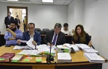La ex presidenta de Petropar Patricia Samudio (der.) y su esposo José Costa Perdomo, con sus abogados, en la sala de juicio oral y público.