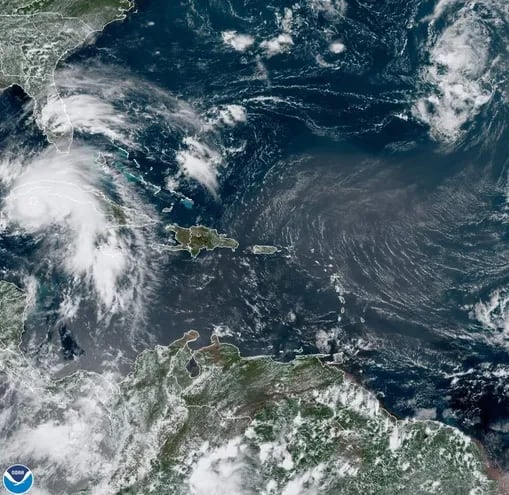 La tormenta tropical Ida se convirtió en huracán este viernes, horas antes de que impacte en Cuba y en su camino hacia la costa sur estadounidense, donde se prevé que llegará el domingo, posiblemente como un huracán de categoría mayor.