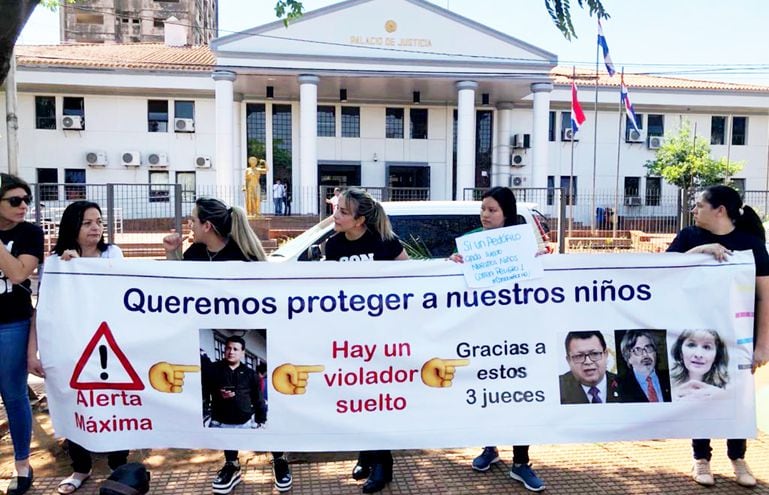 Manifestantes de Derechos Humanos se manifestaron en Ciudad del Este para cuestionar la nulidad de una condena de 10 años a  un policía, por abuso sexual,  ordenado por  la Cámara.