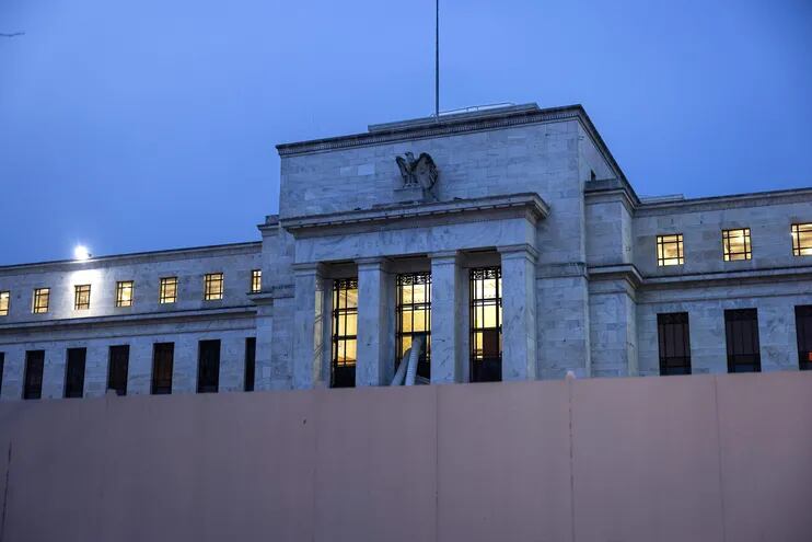 Reserva Federal de EEUU mantiene tasas de interés entre 5,25% y 5,50%.
