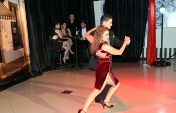 la-elegante-noche-del-tango-show-214305000000-1371245.jpg