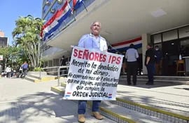 El señor Pedro Bernal se manifestó frente a la Caja Central del IPS para exigir el cumplimiento de la orden judicial que establece que la previsional le debe devolver poco más de G. 30 millones.