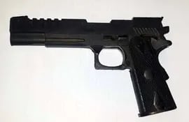 la-pistola-de-juguete-con-la-cual-el-sospechoso-intento-asaltar-a-una-familia-ayer-en-el-barrio-santa-maria--204811000000-1529705.jpg