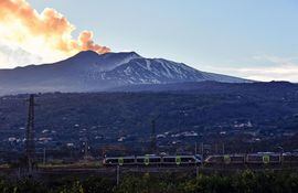 Cierran aeropuerto de Catania por las cenizas del volcán Etna. (archivo)