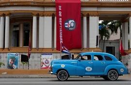. Las autoridades cubanas han prohibido salir del país a unos 600 contribuyentes por tener “deudas significativas” con el fisco, informaron este viernes medios cubanos haciéndose eco de una comunicación de la Oficina Nacional de la Administración Tributaria (ONAT).