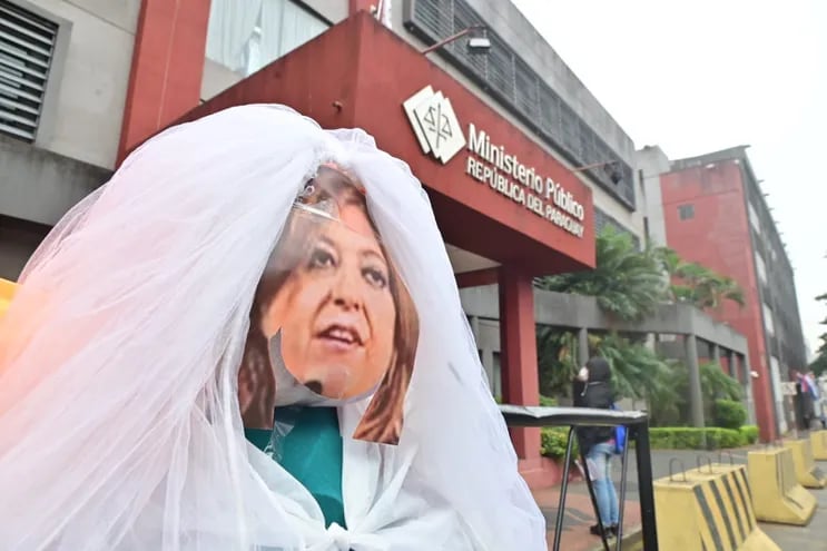 Sandra Quiñónez como novia de Horacio Cartes en un casamiento koygua, frente a la Fiscalía General, sobre la calle Chile de Asunción, en el día de San Juan.