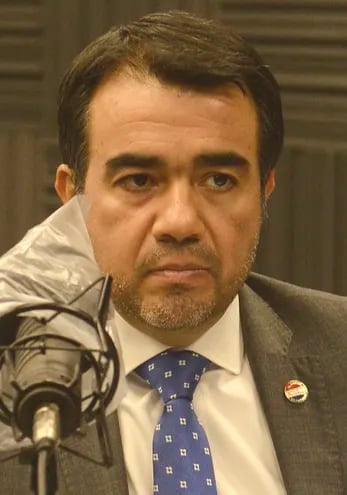 Óscar Llamosas, ministro de Hacienda.