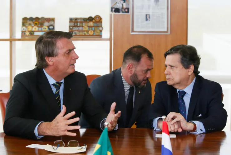 Sin tapabocas. El presidente Brasileño Jair Bolsonaro conversa con el canciller nacional Euclides Acevedo.