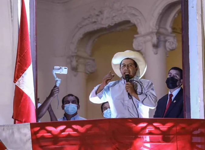 El candidato izquierdista Pedro Castillo (c) se dirige a sus seguidores, en la sede de su partido Perú Libre, en Lima (Perú).