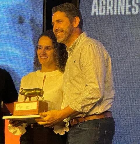 El doctor Hugo Schaffrath junto a su esposa, Tatiane, recibiendo el premio lechón de oro otorgado por la firma Agriness hace unas semanas.