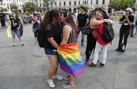 Personas de la comunidad LGBT participan en el acto público "Besos contra la homofobia", este sábado en el centro de Lima (Perú).