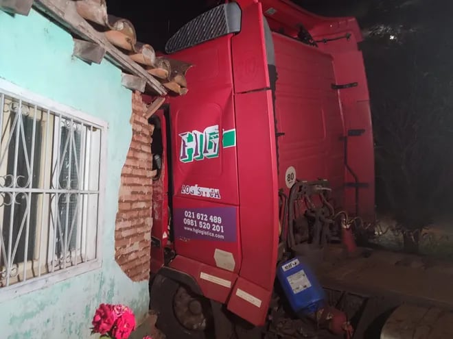 El chofer de este camión falleció tras chocar violentamente contra una vivienda en Itacurubí de la Cordillera.