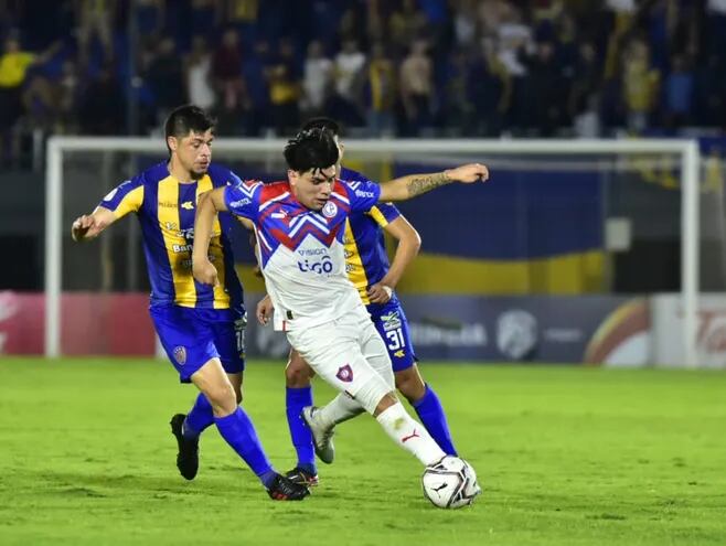 Claudio Aquino (d), de Cerro Porteño, disputa el balón con Rodrigo Rojas (i), del Sportivo Luqueño, en el Defensores del Chaco.