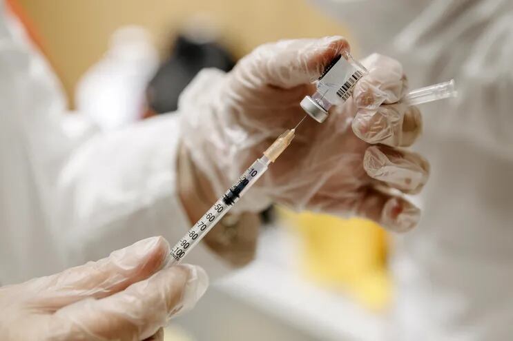 A medical worker prepares a Pfizer-BioNTech Covid-19 vaccine at a clinic in Belgrade on January 13, 2021. - Serbia has started vaccination against the novel coronavirus Covid-19 with Pfizer-BioNTech jab on December 24, 2020.
The health authorities have also authorised, on December 31, the import of the first doses of the Russian vaccine Sputnik V. (Photo by Vladimir Zivojinovic / AFP)